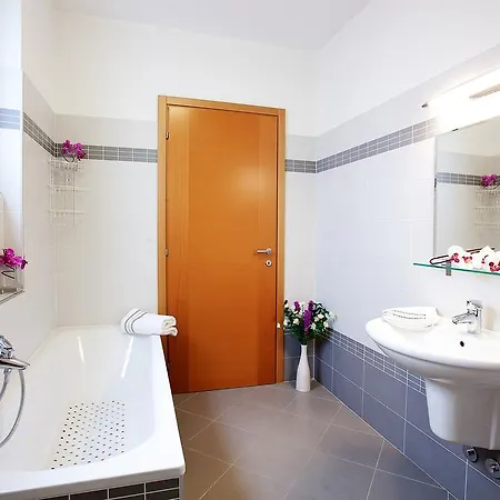 Residenza Romina Sleeps 8 With Pool- By Italian Daire Rezzonico