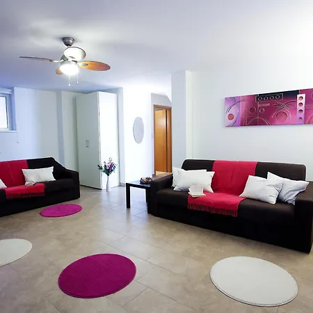 Residenza Romina Sleeps 8 With Pool- By Italian Daire Rezzonico