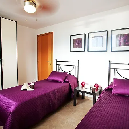 Daire Residenza Romina Sleeps 8 With Pool- By Italian *