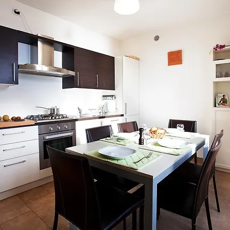Residenza Romina Sleeps 8 With Pool- By Italian Daire Rezzonico