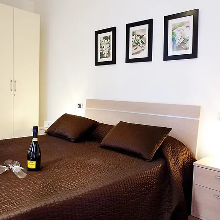 Residenza Romina Sleeps 8 With Pool- By Italian Daire *